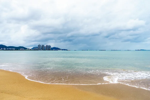 Strand med klart havsvatten — Stockfoto