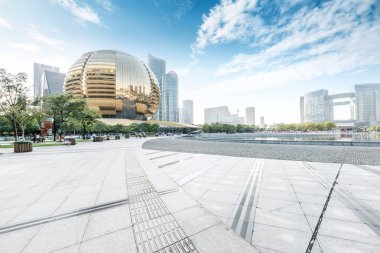 boş Meydanı ve moder binalar