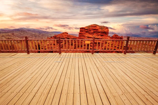 Plataforma de madera en piedra arenisca roja —  Fotos de Stock