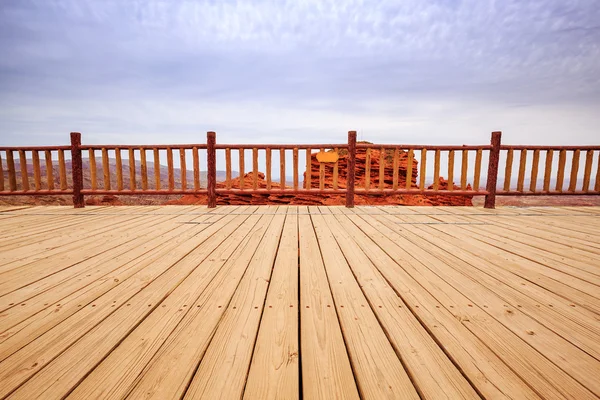 Dřevěné platformy v červený pískovec — Stock fotografie