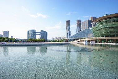 silueti, su ve modern binalar yansıması