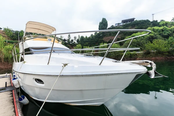 Bote seguro blanco en el agua — Foto de Stock