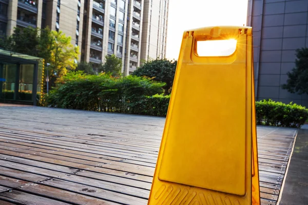 Panneau de stationnement sur les bâtiments devant le sol — Photo