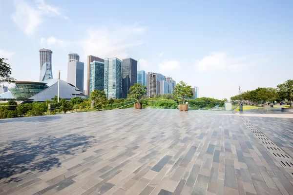 Skyline e terreno vuoto di fronte edifici moderni — Foto Stock