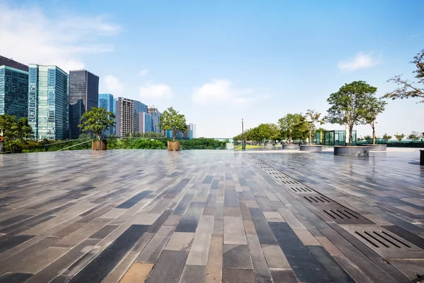 Skyline e terreno vazio frente edifícios modernos — Fotografia de Stock