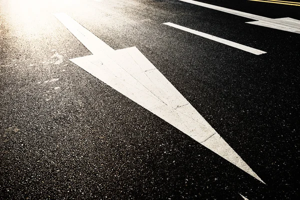 光の下で交通標識にアスファルトの道路 — ストック写真