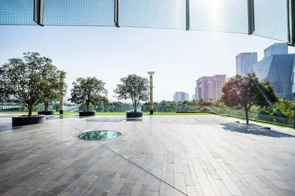 Skyline y vacíos frente cuadrados edificios modernos — Foto de Stock