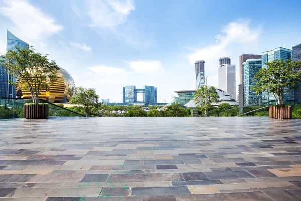 Skyline e piazza vuota di fronte edifici moderni — Foto Stock