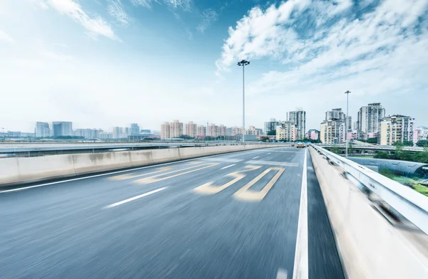 Skyline e estrada para edifícios modernos — Fotografia de Stock