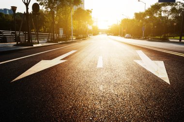 asfalt yol trafik işaret levhaları ile