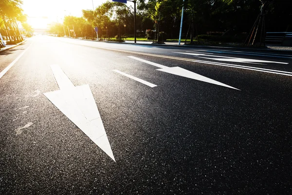 Asphaltierte Straße mit Verkehrsschildern — Stockfoto