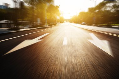 asfalt yol trafik işaret levhaları ile