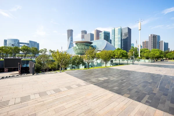 Skyline en lege vierkante voorzijde moderne gebouwen — Stockfoto