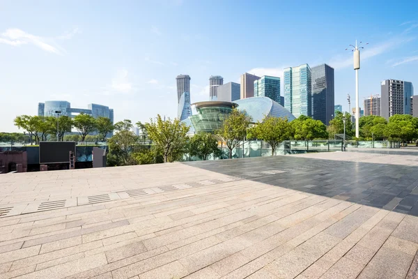 Skyline e piazza vuota di fronte edifici moderni — Foto Stock