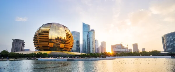 Moderne Gebäude am Wasser und Sonnenlicht-Skyline — Stockfoto