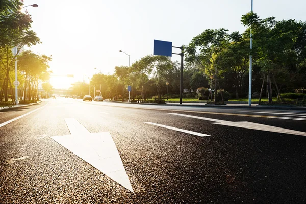 Asphaltierte Straße mit Verkehrsschildern — Stockfoto