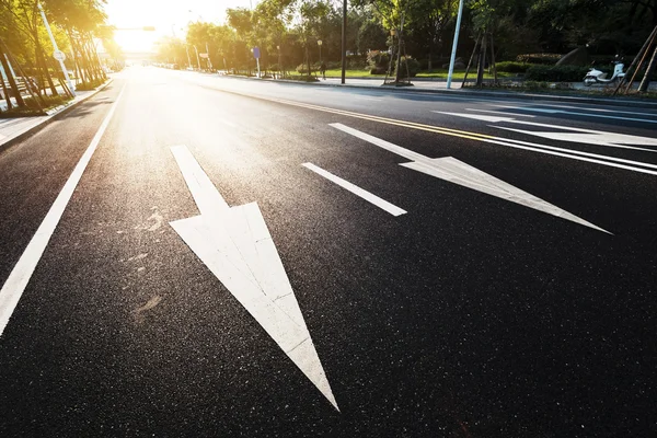 Asphaltierte Straße mit Verkehrsschildern — Stockfoto