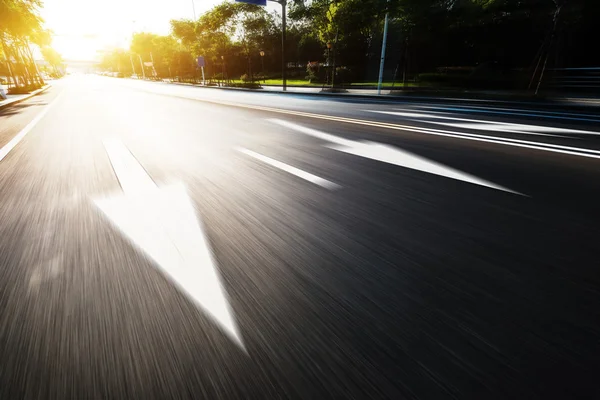 Asfalt yol trafik işaret levhaları ile — Stok fotoğraf