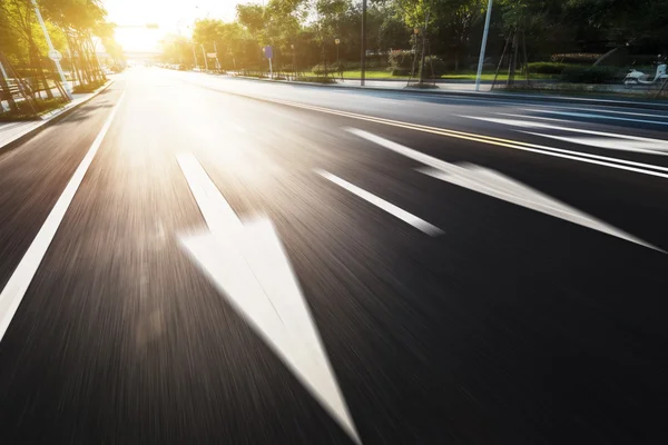 Luz solar y camino de asfalto vacío con señal de tráfico — Foto de Stock