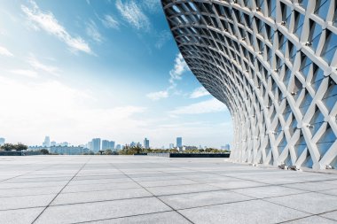 Bulutlu manzarası ve boş yere açık binalar