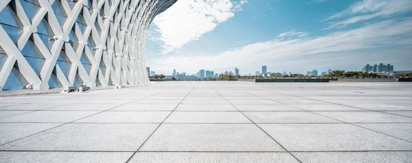 多云的天际线和空地面前面的建筑物 — 图库照片