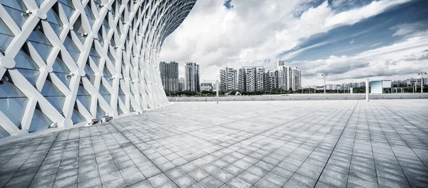 Zataženo Panorama a prázdnou půdu přední části budov — Stock fotografie
