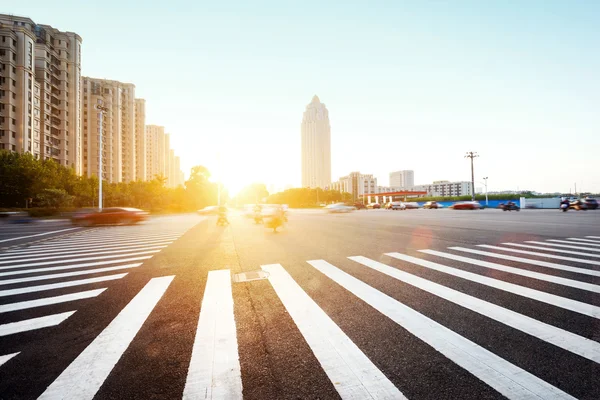 Skyline and traffic on urban road through city — Stock Photo, Image