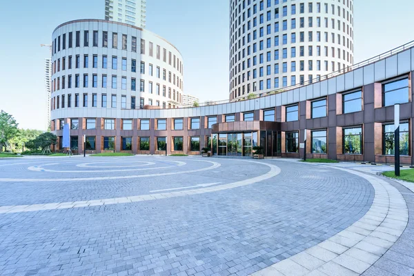 Terreno vazio em frente a edifícios modernos — Fotografia de Stock