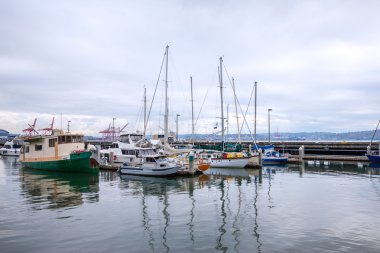 manzarası ve balıkçı tekneleri rıhtım boyunca