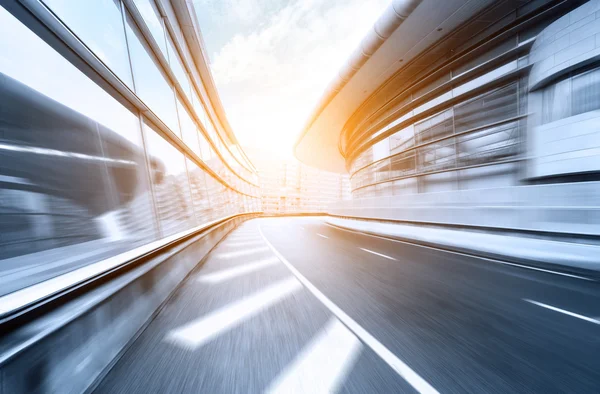 Cielo de luz solar y carretera con señal de tráfico a través de edificios — Foto de Stock