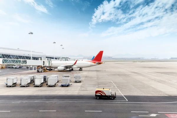 Skyline e ariplane na rampa do aeroporto — Fotografia de Stock