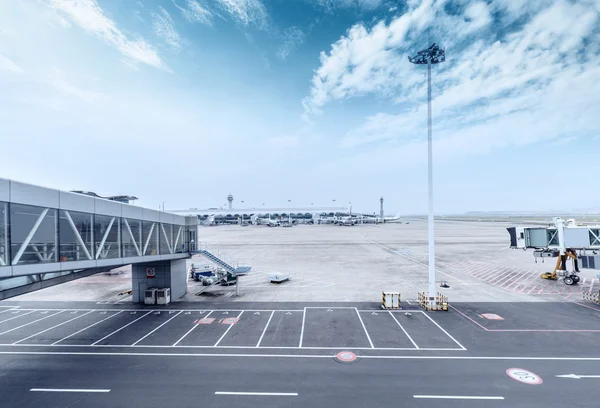 スカイラインと空港の駐機場の風景 — ストック写真