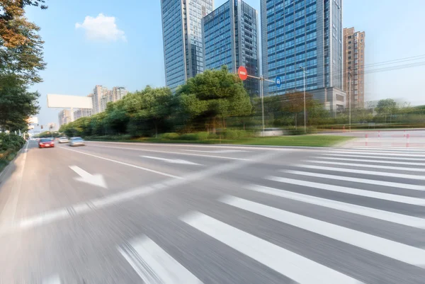 Skyline e tráfego na estrada urbana através da cidade — Fotografia de Stock