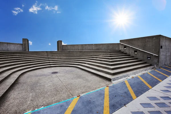 Skyline on view of empty ground with steps — Stock Photo, Image