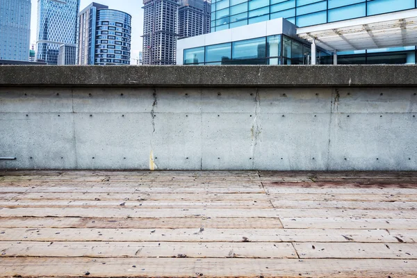 Skyline en stadsgezicht op de weergave van lege houten vloer — Stockfoto