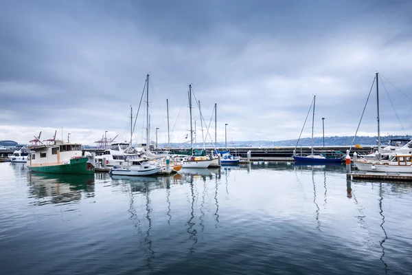 Skyline och segelbåtar längs docka på havet — Stockfoto