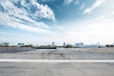 bulutlu gökyüzü adımda ile boş beton zemin