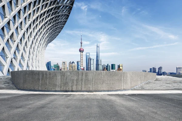 スカイライン都市景観と空床 — ストック写真