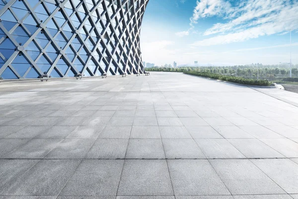 Skyline and empty floor in front of modern building — Stock Photo, Image