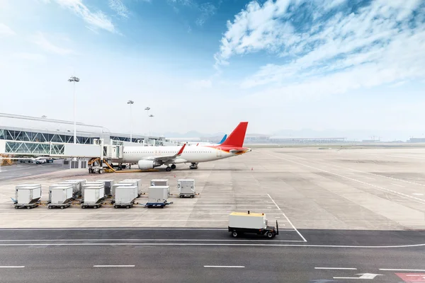 Skyline vliegtuig en voertuigen in luchthaven oprit — Stockfoto