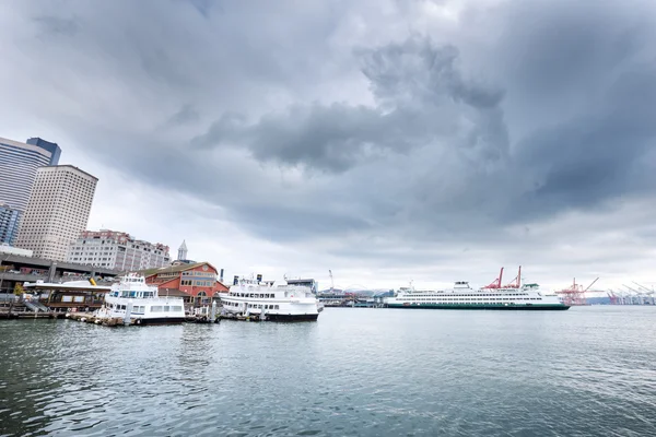 Lystbåde og liner langs dokken på havet - Stock-foto