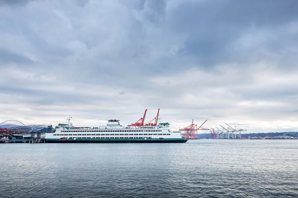 Yatlar ve liner boyunca denizde dock