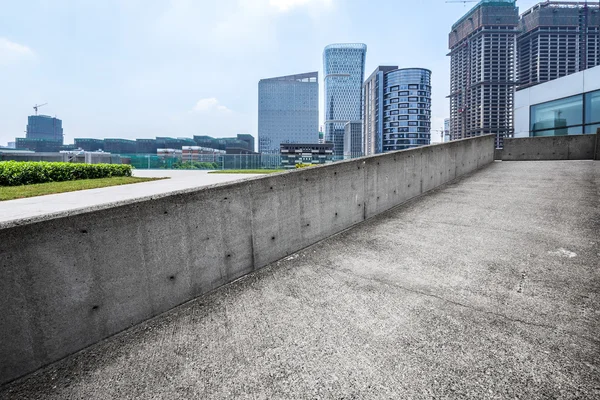 Skyline and empty footpath by building — Stock Photo, Image