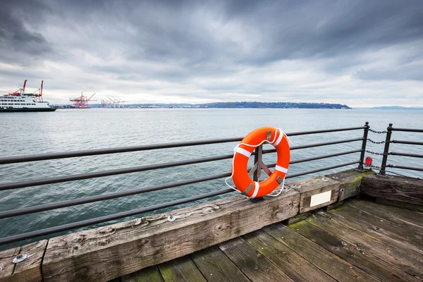 Wasserboje mit Futter und Holzboden — Stockfoto