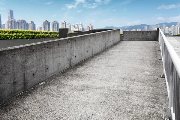 Skyline and empty footpath by building — Stock Photo, Image