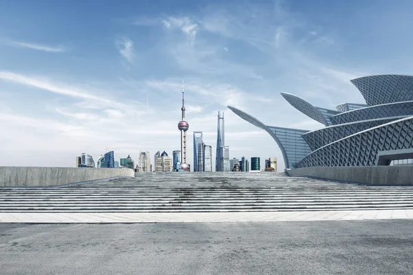 Empty floor with steps and skyline — Stock Photo, Image