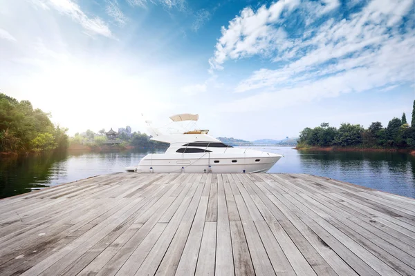 Skyline piso de madera y yate en el lago — Foto de Stock