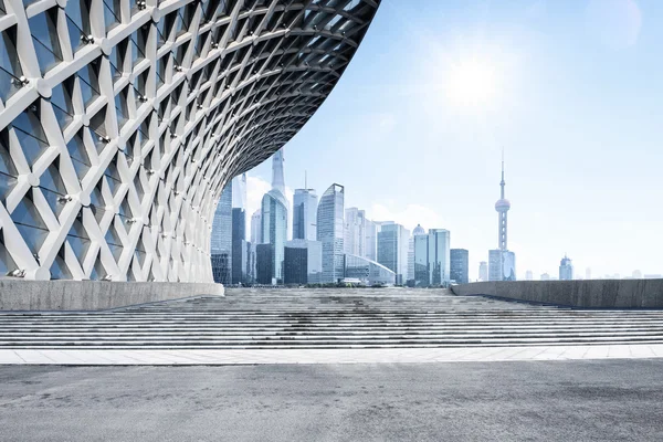 Horizonte y piso vacío frente a los edificios — Foto de Stock