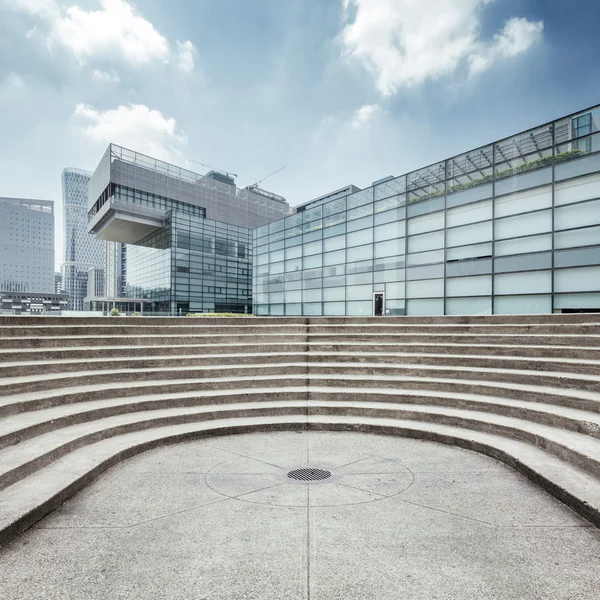 Horizonte y piso vacío frente a edificios modernos — Foto de Stock