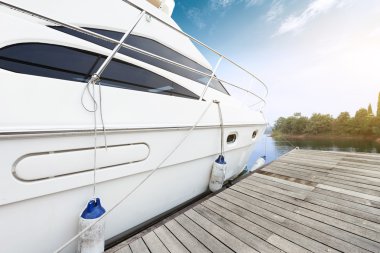 Güneş manzarası ve yat ahşap zemin boyunca